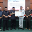 Bupati Wrasubi menyerahkan domkumen jawaban atas pertanyaaan fraksi di dewan kepada ketua DPRD Jombang, hadi Atmaji, Senin 14 Juli 2025. Foto: Diskominfo Jombang