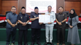 Bupati Wrasubi menyerahkan domkumen jawaban atas pertanyaaan fraksi di dewan kepada ketua DPRD Jombang, hadi Atmaji, Senin 14 Juli 2025. Foto: Diskominfo Jombang