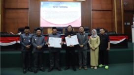 Ketua DPRD Hadi Atmaji dan Bupati Jombang menandatangani APBD Perubahan 2025, Rabu 16 Juli 2025, di gedung DPRD Jombang. Foto: Diskominfo Jombang