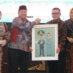 Bupati Jombang, Warsubi bersama istri Yuliati Nugahani menyerahkan tanda mata kepada Komdan Kodim Jombang yang baru, Lekol. Kav. Dicky Prasojo bersama istri, saat acara pisah kenal dengan dandim lama  Letkol Kav Devid Eko Junanto. Foto; Kominfo Jombang