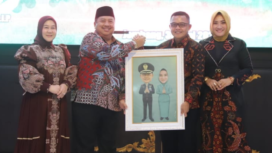 Bupati Jombang, Warsubi bersama istri Yuliati Nugahani menyerahkan tanda mata kepada Komdan Kodim Jombang yang baru, Lekol. Kav. Dicky Prasojo bersama istri, saat acara pisah kenal dengan dandim lama  Letkol Kav Devid Eko Junanto. Foto; Kominfo Jombang