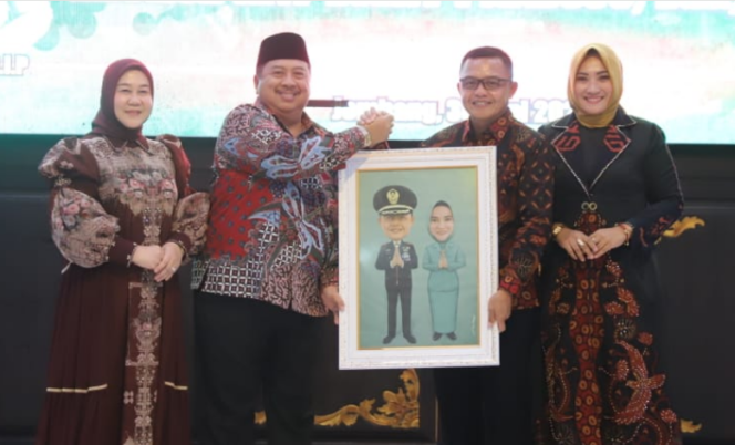 
					Bupati Jombang, Warsubi bersama istri Yuliati Nugahani menyerahkan tanda mata kepada Komdan Kodim Jombang yang baru, Lekol. Kav. Dicky Prasojo bersama istri, saat acara pisah kenal dengan dandim lama  Letkol Kav Devid Eko Junanto. Foto; Kominfo Jombang