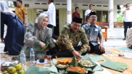 Bersih desa dan selamatan menjadi identutas tetap warga Jombang. Bupati Warsubi bersama Ketua Tim Penggerak PKK, Ny Yuliati Nugrahani hadiri acara bersih desa di dusun Keras, Diwek,, Minggu 6 Juli 2025. Foto: dIskominfo Jombang