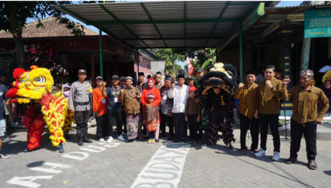 
					Inilah acara karnaval dusun rasa kota di dusun Gambang, desa Plumbon Gambang, kecamatan Gudo, Jombang. Berlangsung di Sabtu 19 Juli 2025. Foto: Kredonews.com/ Hadi S. Purwanto