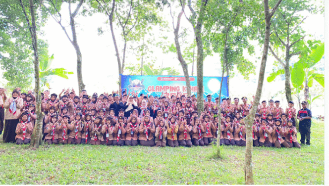 
					Dinas Lingkungan Hidup (DLH) Jombang menyelenggarakan Glamping (Glamorous Camping), diikuti sebanyak 16 delegasi Pramuka tingkat MA, MAN dan SMA se Jombang  di wanawisata Kehati, Wonosalam, Jumat-Sabtu (25-26 Juli 2025). Foto: jombangkab.go.id