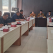 Asisten I Pemerintahan dan Kesejahteraan Rakyat Setdakab Jombang, Purwanto pimpin rapat aturan penggunaan sound horek, pasca Fatwa MUI. Kamis, 24 tersebut perwakilan Polres Jombang, Kodim 0814 Jombang, Badan Kesatuan Bangsa dan Politik (Bakesbangpol), Bagian Hukum, Dinas Kesehatan, hingga Kementerian Agama Kabupaten Jombang. Foto: Diskominfo Jombang