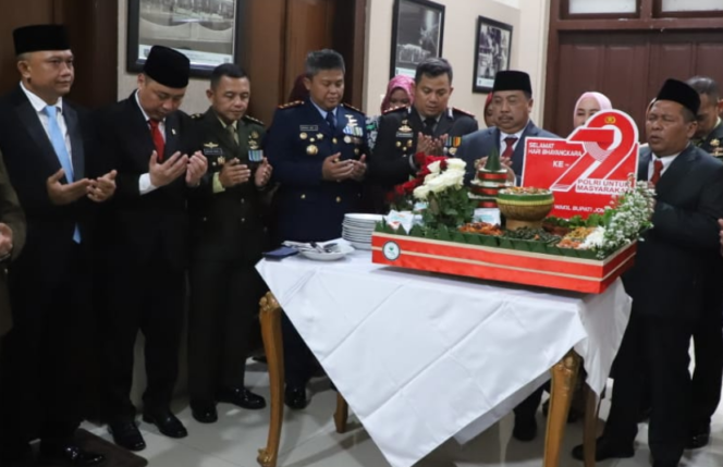 
					Doa bersama tasyakutran HUT ke 79 Bhayangkari di pendopo Pemkab Jombang, Selasa 1 Juli 2025. Foto Kominfo Jombang