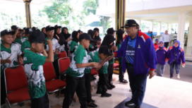 Bupati Warsubi memberikan ucapan selamat kepada sebanyak 291 atlet dan official, kontingen Jombang yang akan berangkan ke Jember, mengikuti Porseni Madrasah sej-Jatim, Rabu 2 Juli 2025. Foto: Kominfo Jombang