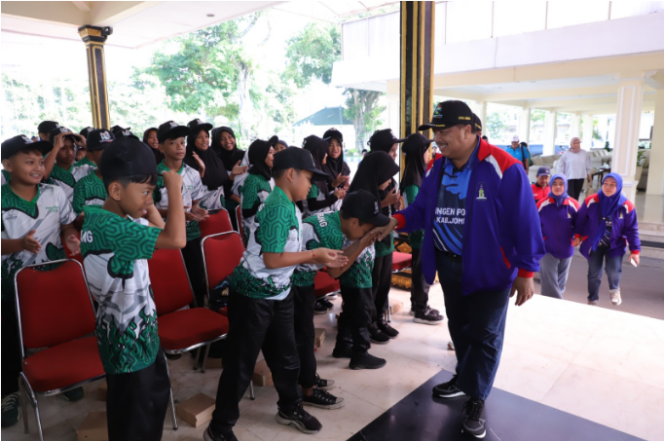 
					Bupati Warsubi memberikan ucapan selamat kepada sebanyak 291 atlet dan official, kontingen Jombang yang akan berangkan ke Jember, mengikuti Porseni Madrasah sej-Jatim, Rabu 2 Juli 2025. Foto: Kominfo Jombang