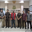 Setelah melakukan pemeriksaan selama 11 jam, Kejaksaan Negeri Karanganyar, Jawa Tengah, menentapkan Sunarto, seorang asn di pemkab Karanganyar. terlibat dugaan korupsi ditaksir Rp 29 miliar atas pembangunan Masjid Agung dengan anggaran Rp 89 miliar, tetapi hanya dibangun dengan biaya Rp 60 miliar. Foto: Kejaksaan Negeri Karanganyar.
