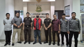 Setelah melakukan pemeriksaan selama 11 jam, Kejaksaan Negeri Karanganyar, Jawa Tengah, menentapkan Sunarto, seorang asn di pemkab Karanganyar. terlibat dugaan korupsi ditaksir Rp 29 miliar atas pembangunan Masjid Agung dengan anggaran Rp 89 miliar, tetapi hanya dibangun dengan biaya Rp 60 miliar. Foto: Kejaksaan Negeri Karanganyar.