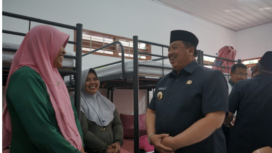 Bupati Jombang Warsubi langsung melakukan peninjauan ke bangunan dan fasilitas Sekolah Rakyat 8, mengawali tahun ajaran 2025-2026, Senin 14 Juli 2025. Foto: Diskomindo Jombang