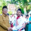 Foto: Istimewa
Wabup Gresik menyalami salah satu peserta didik baru UPT SMPN 6 Desa Mriyunan, Kecamatan Sidayu.
