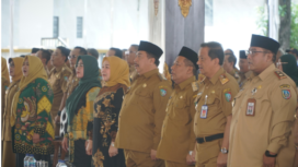 Bupati Jombang beri apresiasi pembayaran PBB-P2 bagi kepala 9 desa yang sudah lunas sebelum jatuh tempo, dalam acara sarasehan antara Pemkab Jombang dengan para PPA, camat, kepala desa/kelurahan, Senin 21 Juli 2025. Foto: Diskominfo Jombang