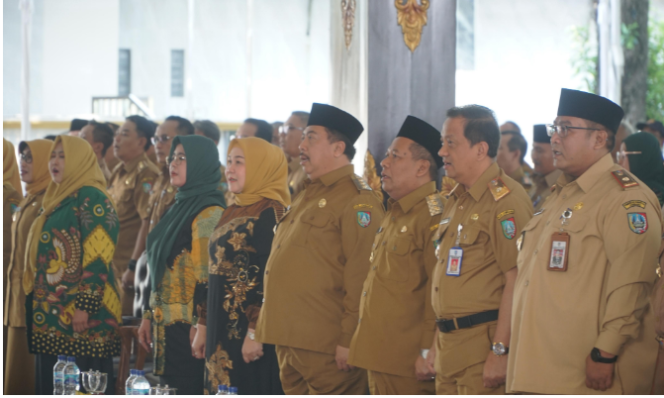 
					Bupati Jombang beri apresiasi pembayaran PBB-P2 bagi kepala 9 desa yang sudah lunas sebelum jatuh tempo, dalam acara sarasehan antara Pemkab Jombang dengan para PPA, camat, kepala desa/kelurahan, Senin 21 Juli 2025. Foto: Diskominfo Jombang