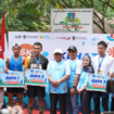 Wakil bupati Jombang, H Salmanuddin Yazid menyerahkan hadiah kepada pemenang n lomba Kehati Fun Trail Run 2025 di Jombang., Minggu 6 Juli 2026. Foto: Diskominfo Jombang