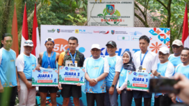 Wakil bupati Jombang, H Salmanuddin Yazid menyerahkan hadiah kepada pemenang n lomba Kehati Fun Trail Run 2025 di Jombang., Minggu 6 Juli 2026. Foto: Diskominfo Jombang