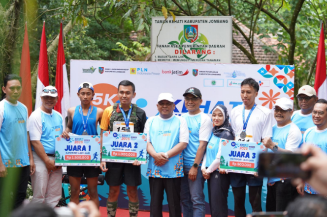 
					Wakil bupati Jombang, H Salmanuddin Yazid menyerahkan hadiah kepada pemenang n lomba Kehati Fun Trail Run 2025 di Jombang., Minggu 6 Juli 2026. Foto: Diskominfo Jombang
