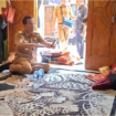 Wakil Bupati Jombang Slamanudin Yazid (berpeci baju putih) didampingi Sekkab Jombang Agus Prunomo berseragam dril, menemui pengusaha jahitErnawati, di dusun Tanggul,  Tunggorono, Jombang, Senin 7 Juli 2025. Foto: Diskominfo Jombang