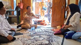Wakil Bupati Jombang Slamanudin Yazid (berpeci baju putih) didampingi Sekkab Jombang Agus Prunomo berseragam dril, menemui pengusaha jahitErnawati, di dusun Tanggul,  Tunggorono, Jombang, Senin 7 Juli 2025. Foto: Diskominfo Jombang