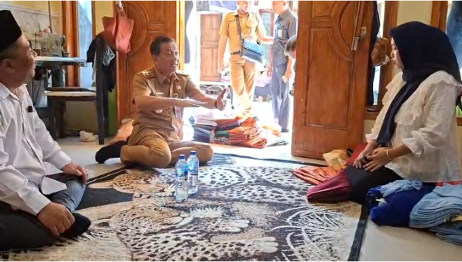 
					Wakil Bupati Jombang Slamanudin Yazid (berpeci baju putih) didampingi Sekkab Jombang Agus Prunomo berseragam dril, menemui pengusaha jahitErnawati, di dusun Tanggul,  Tunggorono, Jombang, Senin 7 Juli 2025. Foto: Diskominfo Jombang