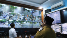 Bupati Warsubi melakukan sidak ke kantor Dinas Perhubungan (Dishub) Jombang, Senin 28 Juli 2025. Ia pun langsung melakukan pemeriksaan ruang kendali lalu-lintas dan jalanan umum. Foto: Diskominfo Jombang