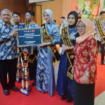 Penyerahan pila dan penghargaan kepada finalis dan juara Duta GenRe Jombang 2025, di gedung Bung Tomo, Pembka Jombang, Kamis, 24 Juli 2025. Foto: jombangkab.go.id