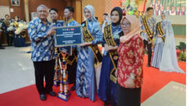 Penyerahan pila dan penghargaan kepada finalis dan juara Duta GenRe Jombang 2025, di gedung Bung Tomo, Pembka Jombang, Kamis, 24 Juli 2025. Foto: jombangkab.go.id