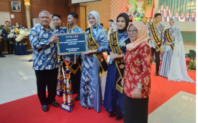 
					Penyerahan pila dan penghargaan kepada finalis dan juara Duta GenRe Jombang 2025, di gedung Bung Tomo, Pembka Jombang, Kamis, 24 Juli 2025. Foto: jombangkab.go.id