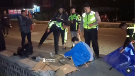 Petugas lantas Polres Jombang melakukan evakuasi dan olah tempat kejadian perkara (TKP) kecelakaan di jalan nasional Desa Gambiran, Mojoahung, Senin dinihari, 14 Juli 2025. Instagram@jombanginformasi_