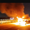 Kecelakaan di tol Jombang-Mojokerto, menyebakan sebuah minibus terbakar. Tiga orang mengalami luka berat dan ringan, kejadian pada pukul 18.00 WIB, Jumat sore, 28 Juli 2025. Foto: net