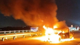 Kecelakaan di tol Jombang-Mojokerto, menyebakan sebuah minibus terbakar. Tiga orang mengalami luka berat dan ringan, kejadian pada pukul 18.00 WIB, Jumat sore, 28 Juli 2025. Foto: net