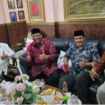 Foto kenangan pertemuan antara Bupati Jombang H. Wrasubi dengan mendiang Ali Fikir (nomer tiga dari kiri). Foto: Diskominfo Jombang