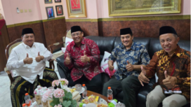 Foto kenangan pertemuan antara Bupati Jombang H. Wrasubi dengan mendiang Ali Fikir (nomer tiga dari kiri). Foto: Diskominfo Jombang