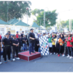 Bupati Warsubi mengibarkan bendera start jalan sehat memperingati hari Koperasi nasional 78 di alun-alun Jombang, Minggu 13 Juli 2025. Foto: dikominfo Jombang