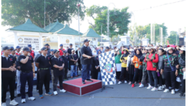Bupati Warsubi mengibarkan bendera start jalan sehat memperingati hari Koperasi nasional 78 di alun-alun Jombang, Minggu 13 Juli 2025. Foto: dikominfo Jombang
