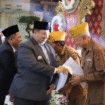 Bupati Warsubi memberi apresiasi berupa tali asih kepada Veteran saat diundang pada acara respsei 17 Agustus, di pendopo Pemkab Jombang, Minggu, 17 Agustus 2025. Foto: Diskominfo Jombang
