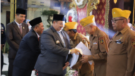 Bupati Warsubi memberi apresiasi berupa tali asih kepada Veteran saat diundang pada acara respsei 17 Agustus, di pendopo Pemkab Jombang, Minggu, 17 Agustus 2025. Foto: Diskominfo Jombang