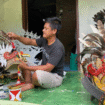 Bajui dekoratif khusus karnaval buatan Hari Suciono, terbuat dari bahan-bahan limbah, khususnya plastik dan kain. Pria warga Panglungan, Wonosalam ini, saat Agustus bisa merauh ratusan juta rupiah dengan menjual atau menyewakan baju karnaval. Foto: agung/lingkarwilis.com