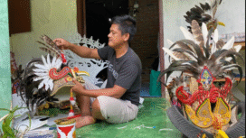 Bajui dekoratif khusus karnaval buatan Hari Suciono, terbuat dari bahan-bahan limbah, khususnya plastik dan kain. Pria warga Panglungan, Wonosalam ini, saat Agustus bisa merauh ratusan juta rupiah dengan menjual atau menyewakan baju karnaval. Foto: agung/lingkarwilis.com
