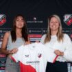 Claudia Scheunemann (kiri) memegang jersey FC Utrecht bersama Manajer Teknis Sepak Bola Wanita (FC Utrecht Vrouwen), Marlou Peeters, usai penandatanganan kontrak. (Foto: FC Utrecht)