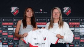 Claudia Scheunemann (kiri) memegang jersey FC Utrecht bersama Manajer Teknis Sepak Bola Wanita (FC Utrecht Vrouwen), Marlou Peeters, usai penandatanganan kontrak. (Foto: FC Utrecht)