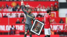 David de Gea diberi foto berbingkai oleh Bruno Fernandes saat pertandingan pramusim