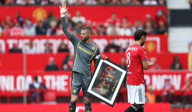 
					David de Gea diberi foto berbingkai oleh Bruno Fernandes saat pertandingan pramusim