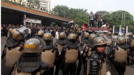 Besarnya pendapatan anggota DPR di tengah kesulitan rakyat memicu demo