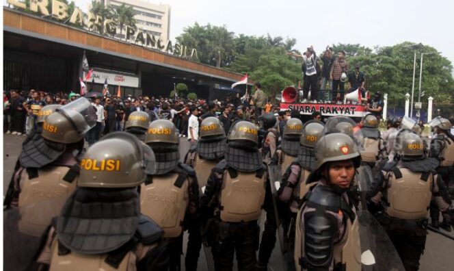 
					Besarnya pendapatan anggota DPR di tengah kesulitan rakyat memicu demo