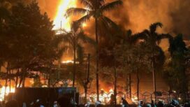 Gedung DPRD Makassar dibakar massa (detik.com)