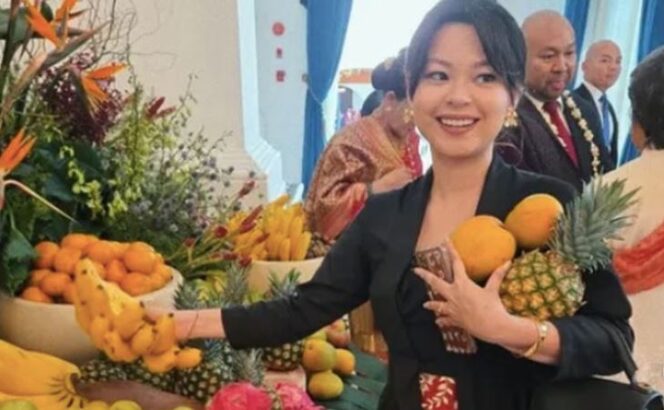 
					Cucu Wakil Presiden RI pertama Bung Hatta kritik pemerintah dengan kenakan Slobog di HUT ke-80 RI di Istana Merdaka, Jakarta (17/8/2025)(Dok. IG/@gustikajusuf)