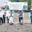 saat proses penanaman jagung secara simbolis