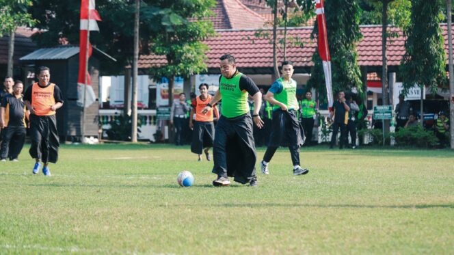 
					Kapolres Jombang saat berusaha menendang bola dengan mengenakan sarung